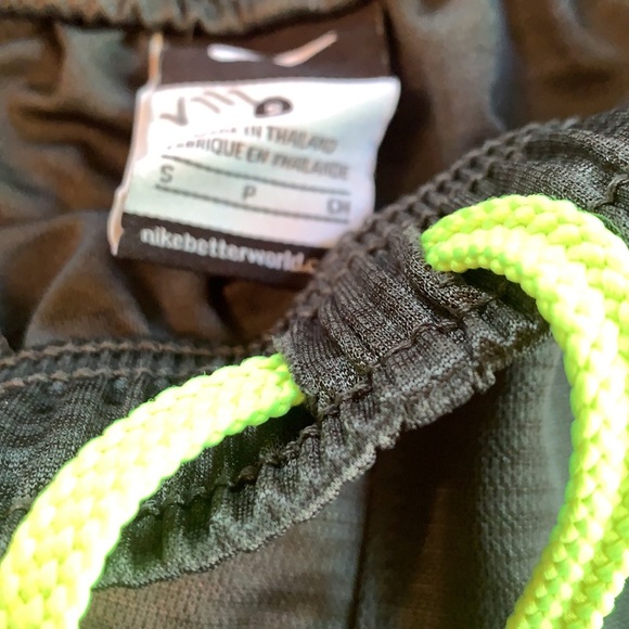 2 pair of Nike Boys shorts. - Picture 4 of 6